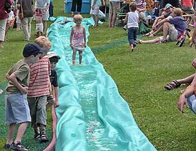 Sport- und Spielfest | Spielstation Wasserlandschaft: boote verfolgen 